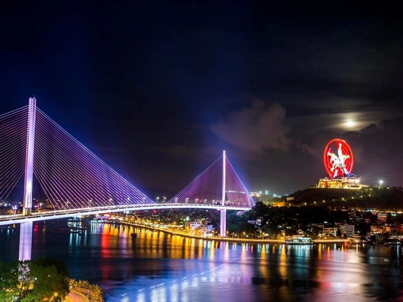 Du khách có thể dễ dàng di chuyển và tham quan các điểm du lịch nổi tiếng quanh Hạ Long