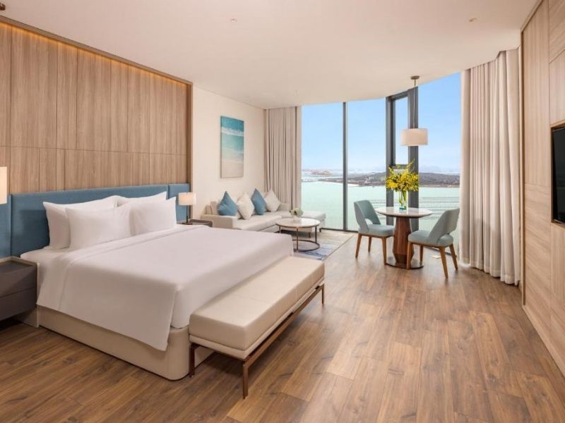 Nội thất phòng Executive Bay View với sofa êm ái và cửa sổ tràn kính hướng biển.