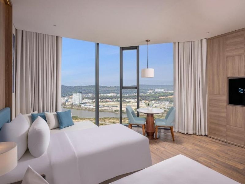 Căn phòng Deluxe City View nhìn ra toàn cảnh trung tâm Hạ Long với ánh sáng ban ngày.