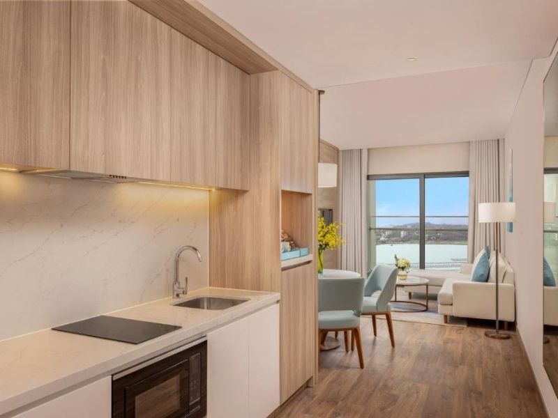 Không gian Corner Executive View Apartment với phòng khách hiện đại và ban công hướng vịnh Hạ Long.