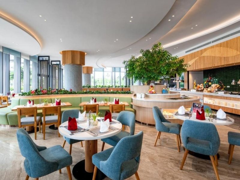 Quầy buffet tại Marché Restaurant i với đa dạng món ăn hấp dẫn.