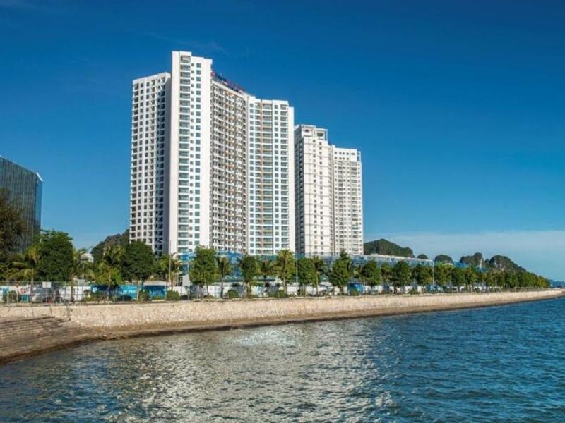 Tòa khách sạn 5 sao hiện đại với kiến trúc sang trọng, nhìn từ phía cảng Hòn Gai.