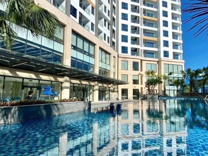 Du khách thư giãn tại bể bơi trong nhà với ánh sáng tự nhiên và không gian sang trọng.