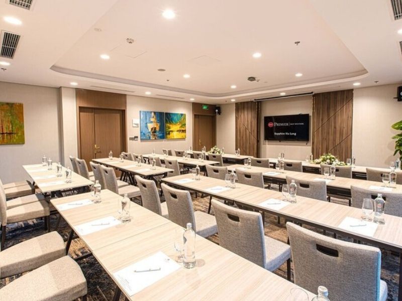 Phòng họp với bàn ghế sang trọng, trang thiết bị hiện đại và không gian thoáng.
