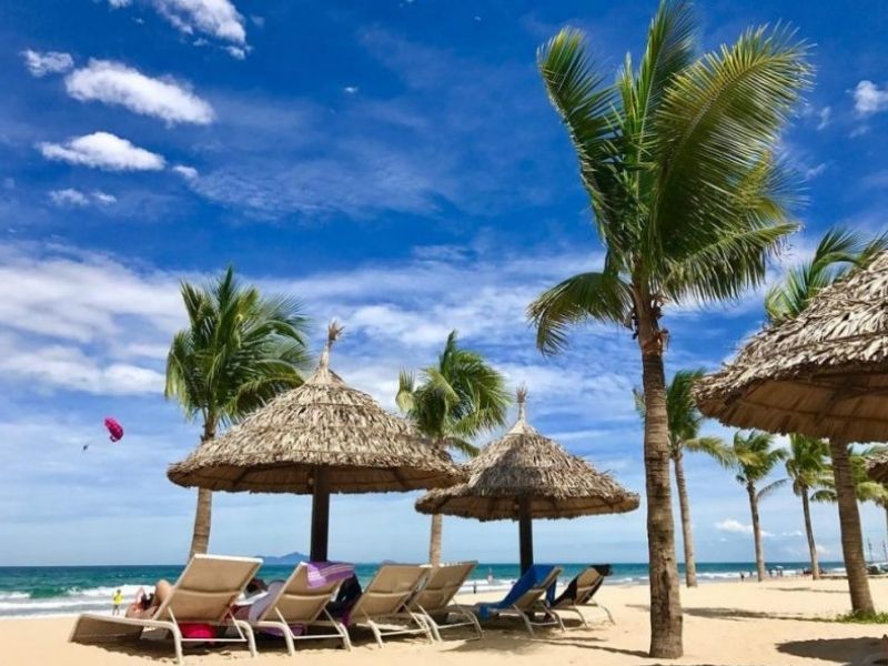 Khung cảnh bãi biển Tuần Châu xanh mát