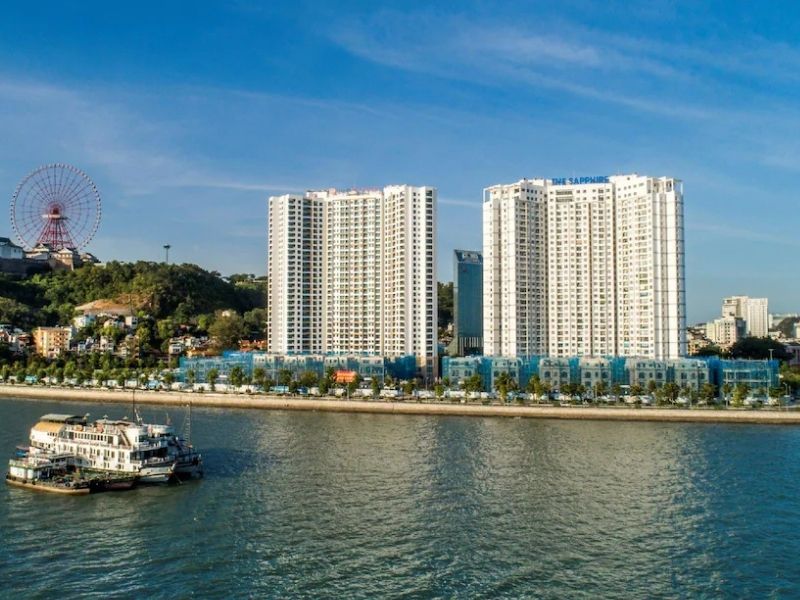 Toàn cảnh khách sạn nhìn từ cảng Hòn Gai với vị trí trung tâm thuận tiện.