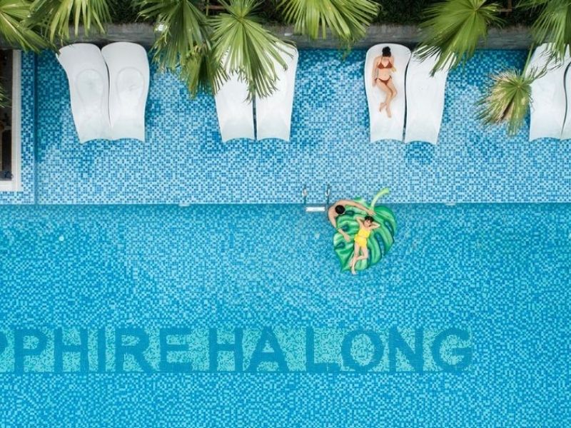 Hồ bơi ngoài trời nối liền tòa nhà