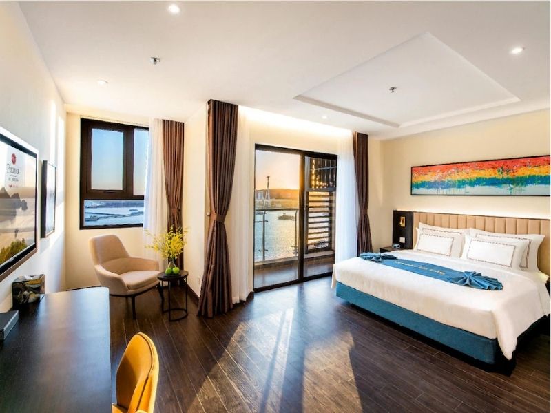 Ban công phòng Superior Bay View hướng ra vịnh giúp du khách thưởng thức vẻ đẹp của Hạ Long