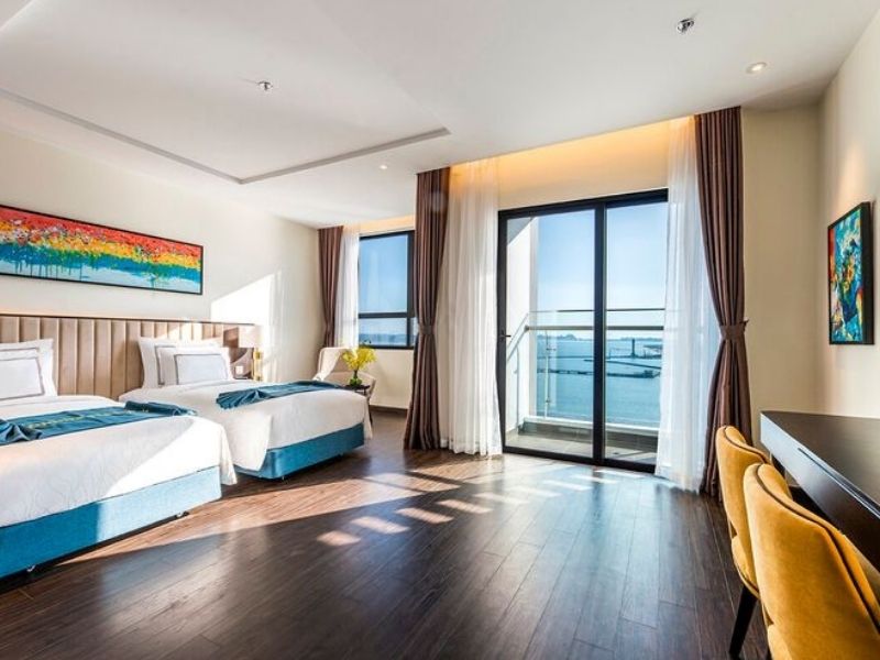 Ban công phòng Premier Bay View với ghế thư giãn, view biển tuyệt đẹp.