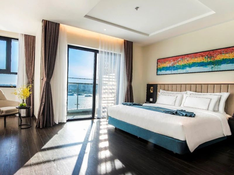 Junior Suite Bay View với phòng khách sang trọng, ban công nhìn thẳng ra vịnh.