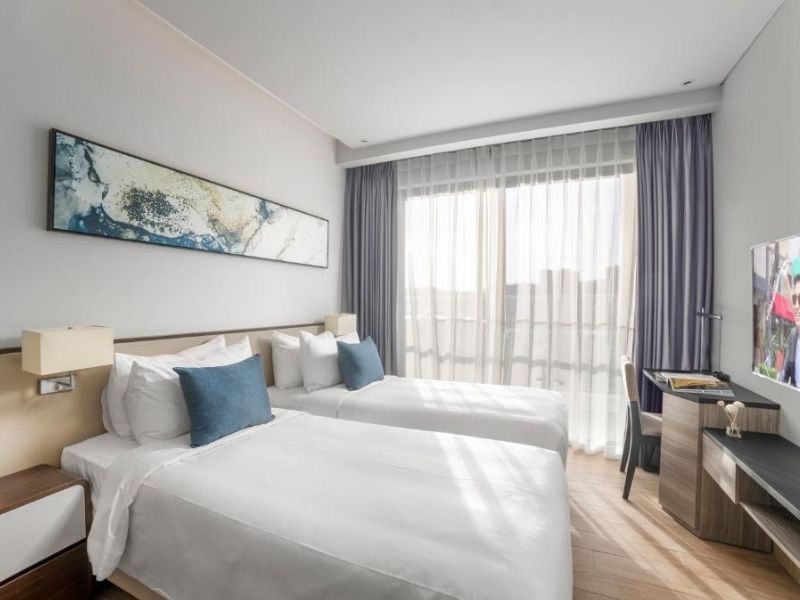 Phòng Deluxe Twin với hai giường đơn và thiết kế hiện đại, thoáng sáng.