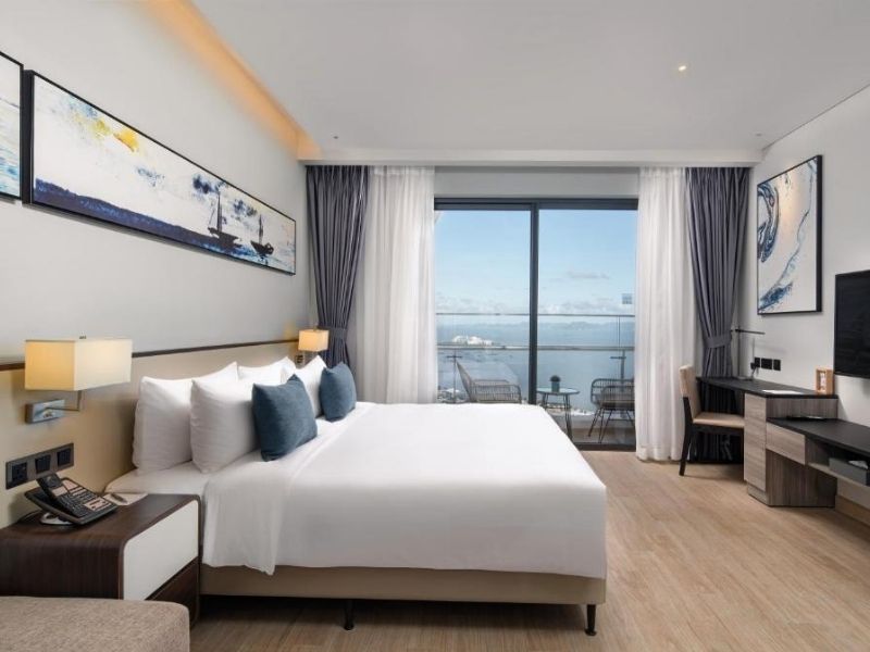 Executive Room với không gian rộng, nội thất cao cấp và view ấn tượng.