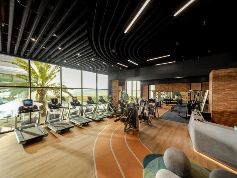 Phòng gym và yoga hiện đại, với thiết bị đầy đủ và tầm nhìn hướng biển.
