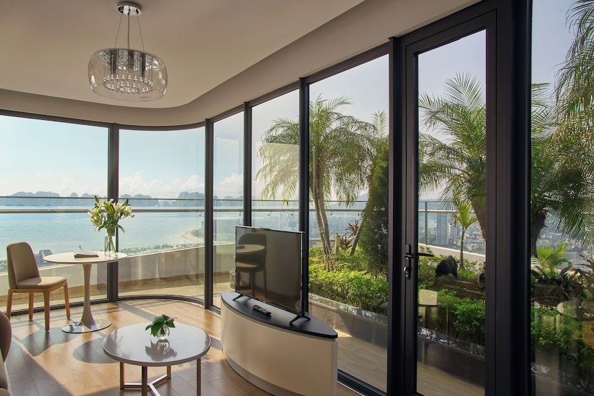 Terrace Suite với phòng khách rộng hướng biển