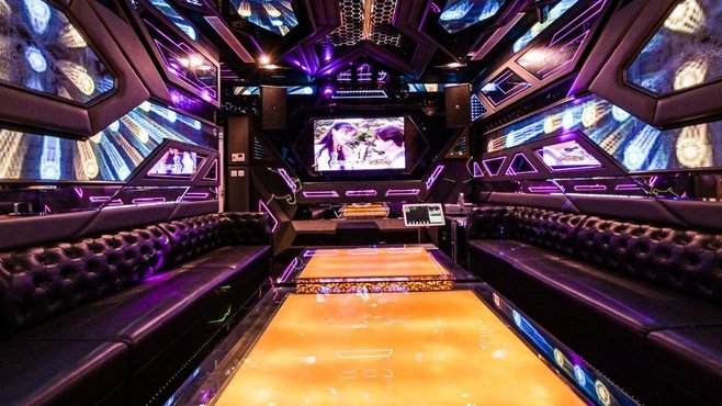 Phòng karaoke giải trí tại Delasea Hotel