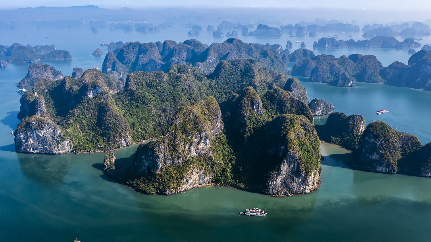 Vịnh Hạ Long với hàng nghìn đảo đá