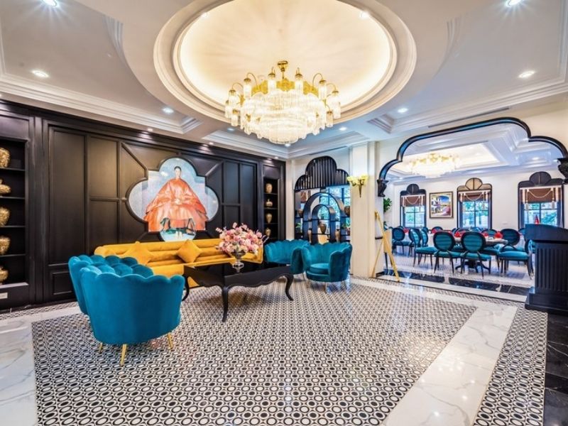 Không gian khách sạn nổi bật với thiết kế hiện đại, gam màu nhẹ nhàng cùng các góc decor tinh tế