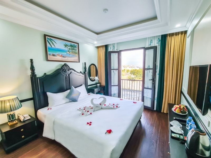 Phòng Deluxe nổi bật với cửa kính rộng, view biển/hồ thoáng đãng và nội thất sang trọng.