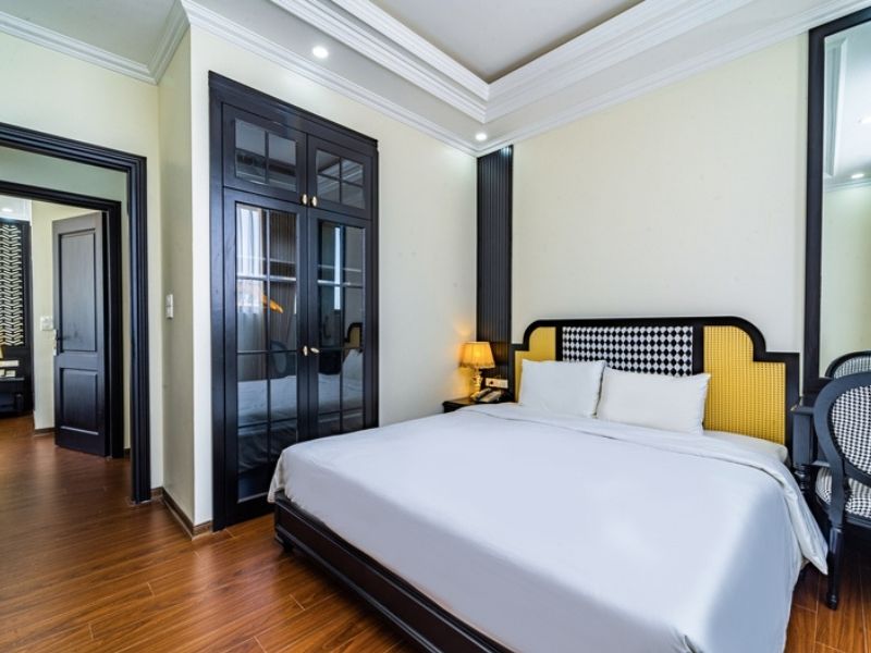  Family Suite với phòng khách rộng rãi, ban công thoáng mát và không gian sinh hoạt ấm cúng cho gia đình.