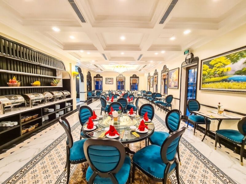 Không gian nhà hàng sang trọng của Dragon Hotel Hạ Long