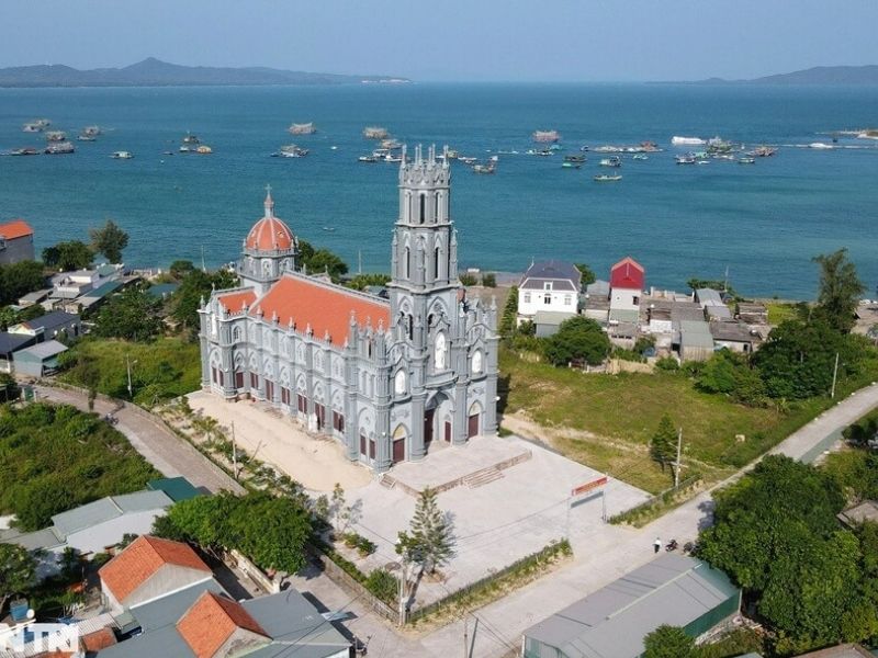 Nhà thờ Hòn Gai với kiến trúc Gothic cổ kính, không gian yên bình giữa lòng thành phố.