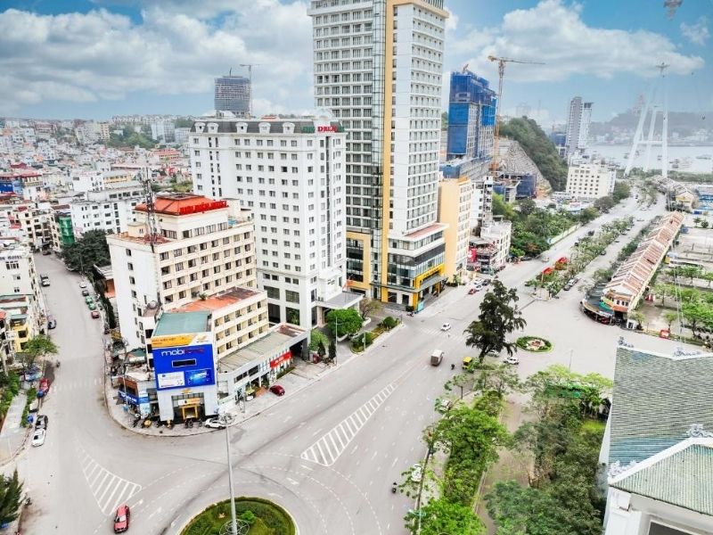 Khách sạn Dream Hạ Long nằm tại vị trí trung tâm, gần các tuyến đường lớn và dễ dàng kết nối đến các điểm du lịch nổi tiếng.
