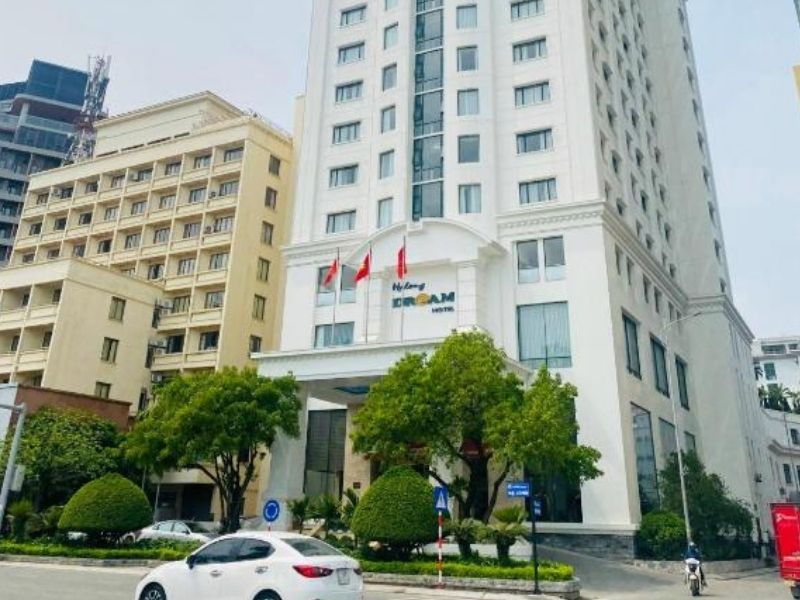 Khách sạn Dream Hạ Long nằm trên trục đường chính khu Bãi Cháy