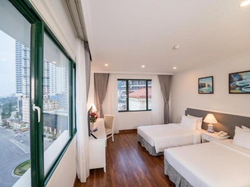Phòng Deluxe sang trọng với giường lớn, bồn tắm hiện đại và view biển thoáng đãng.