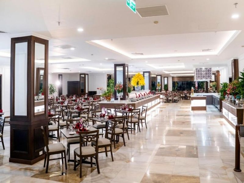 Không gian nhà hàng sang trọng và quán cà phê hiện đại với view thành phố thoáng đãng.