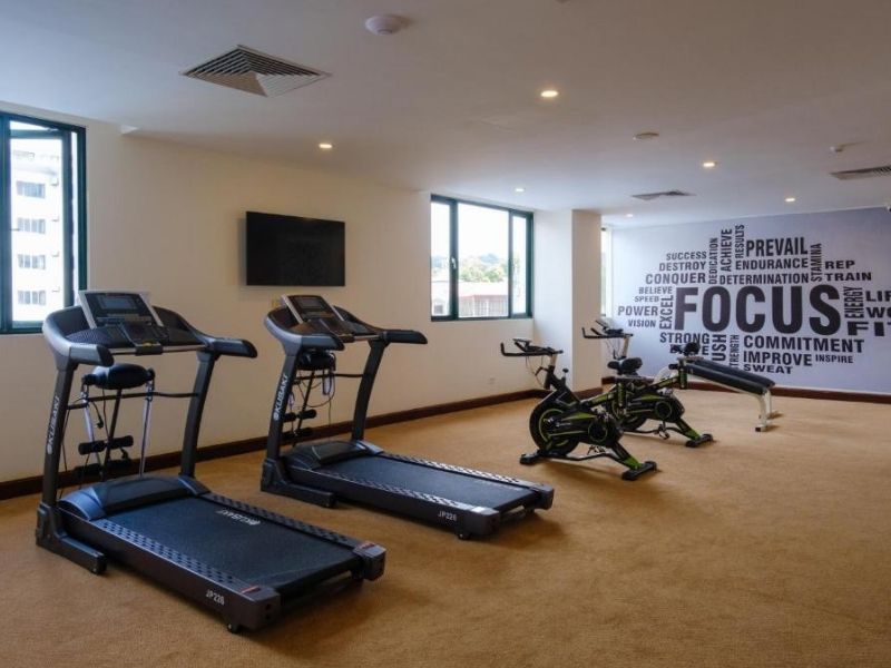 Phòng gym với đầy đủ máy tập hiện đại và không gian rộng rãi, thoáng đãng.