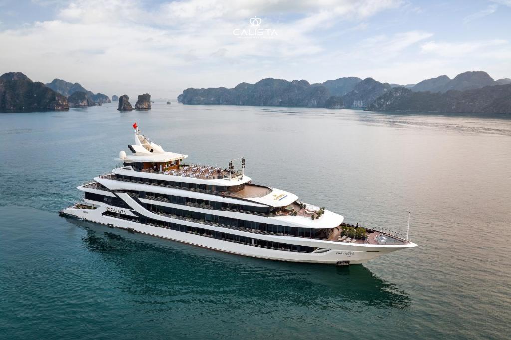 Du thuyền Hạ Long Calista Cruise nổi bật với vẻ đẹp kiêu sa, lộng lẫy
