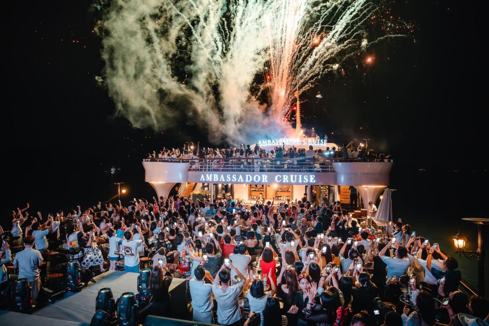 Show “Love in the Bay” trên du thuyền Ambassador Cruise