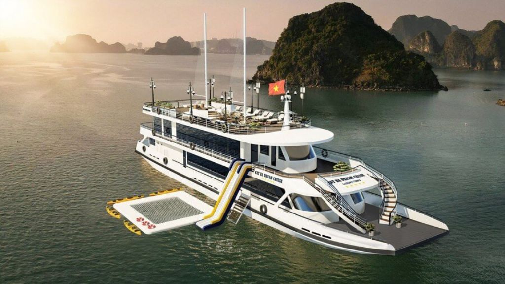 Saquila Yacht cung cấp không gian lưu trú 5 sao ngay trên vịnh biển