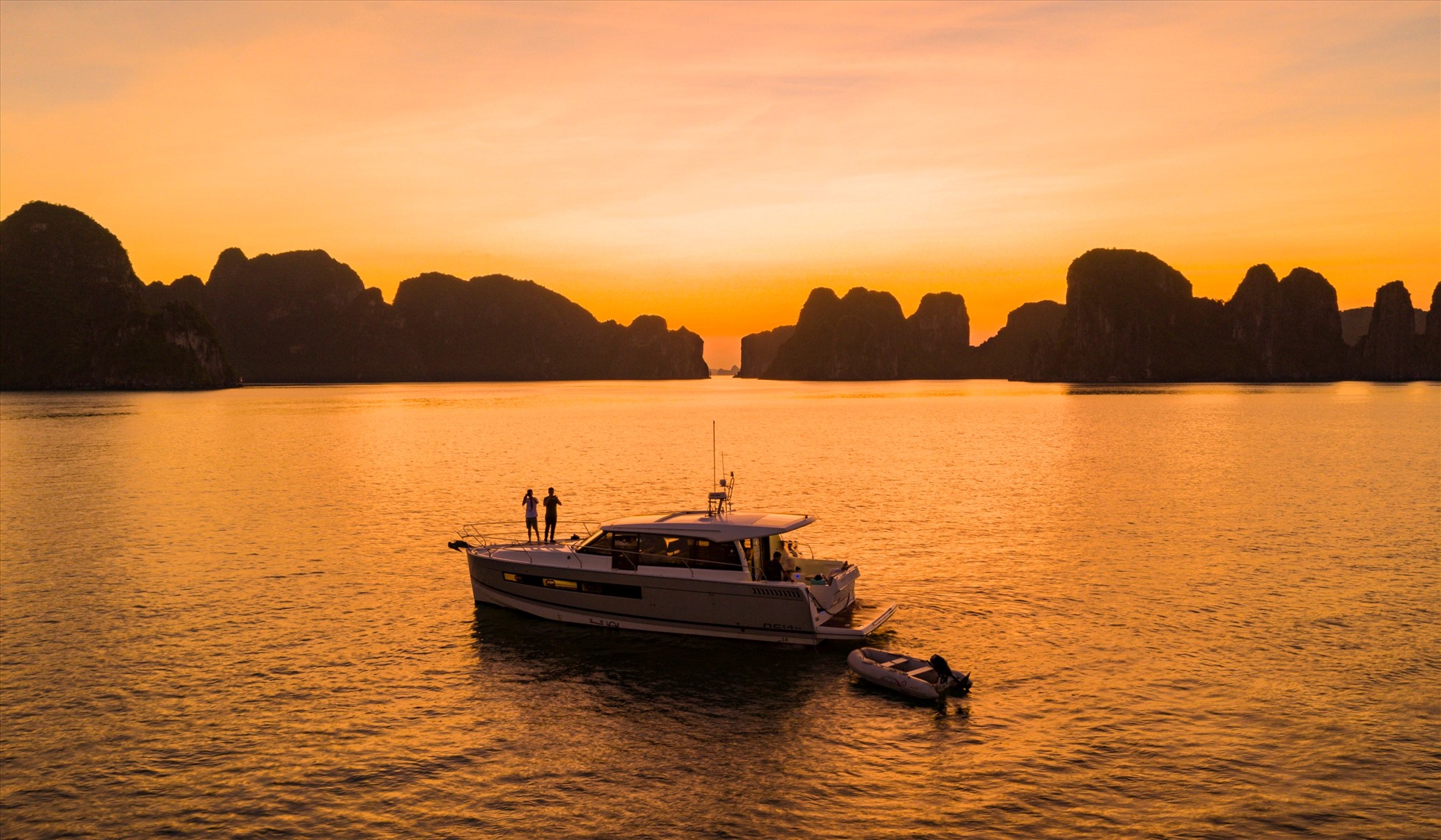 Ngắm hoàng hôn buông lãng mạn trên du thuyền Tuần Châu