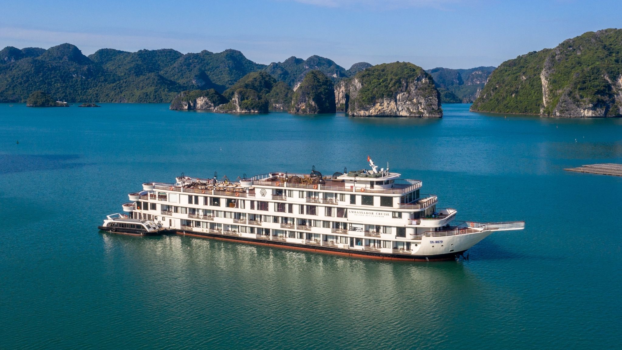 Ambassador Cruise Hạ Long mang vẻ đẹp sang trọng hiếm có