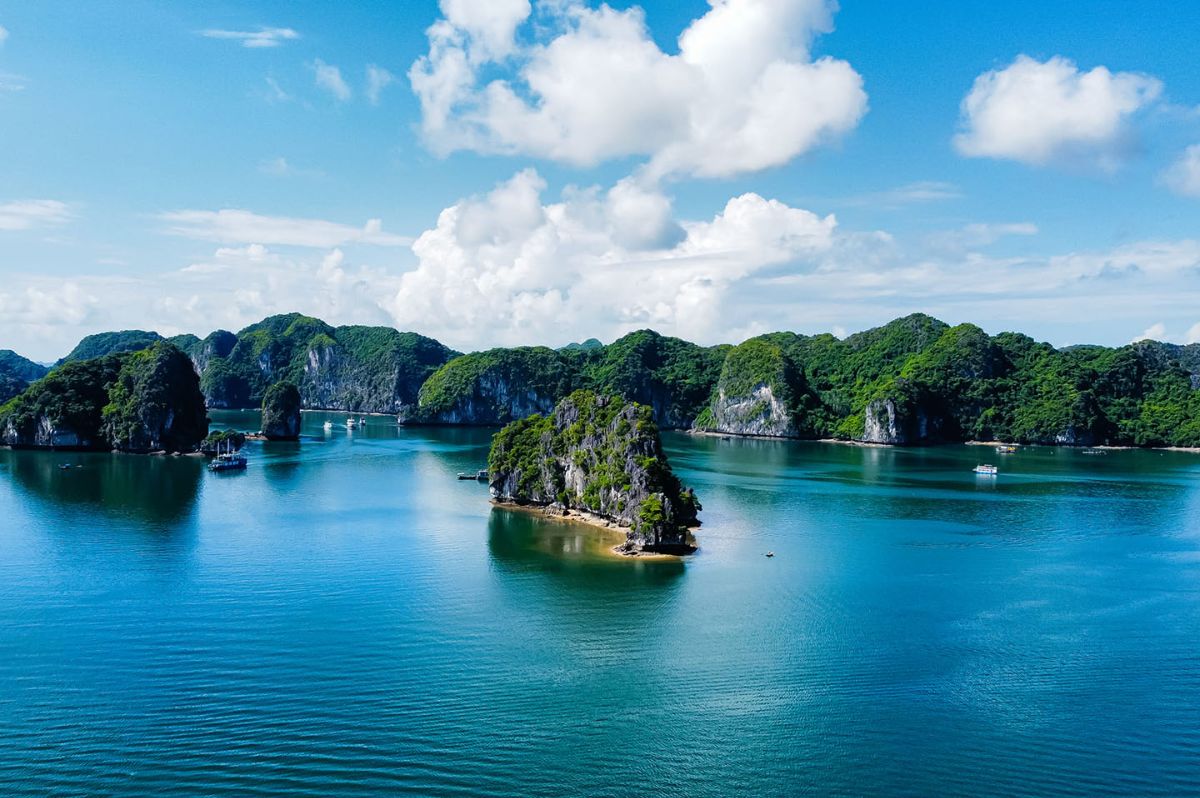 Vẻ đẹp yên bình với màu xanh mát mắt của Lan Hạ