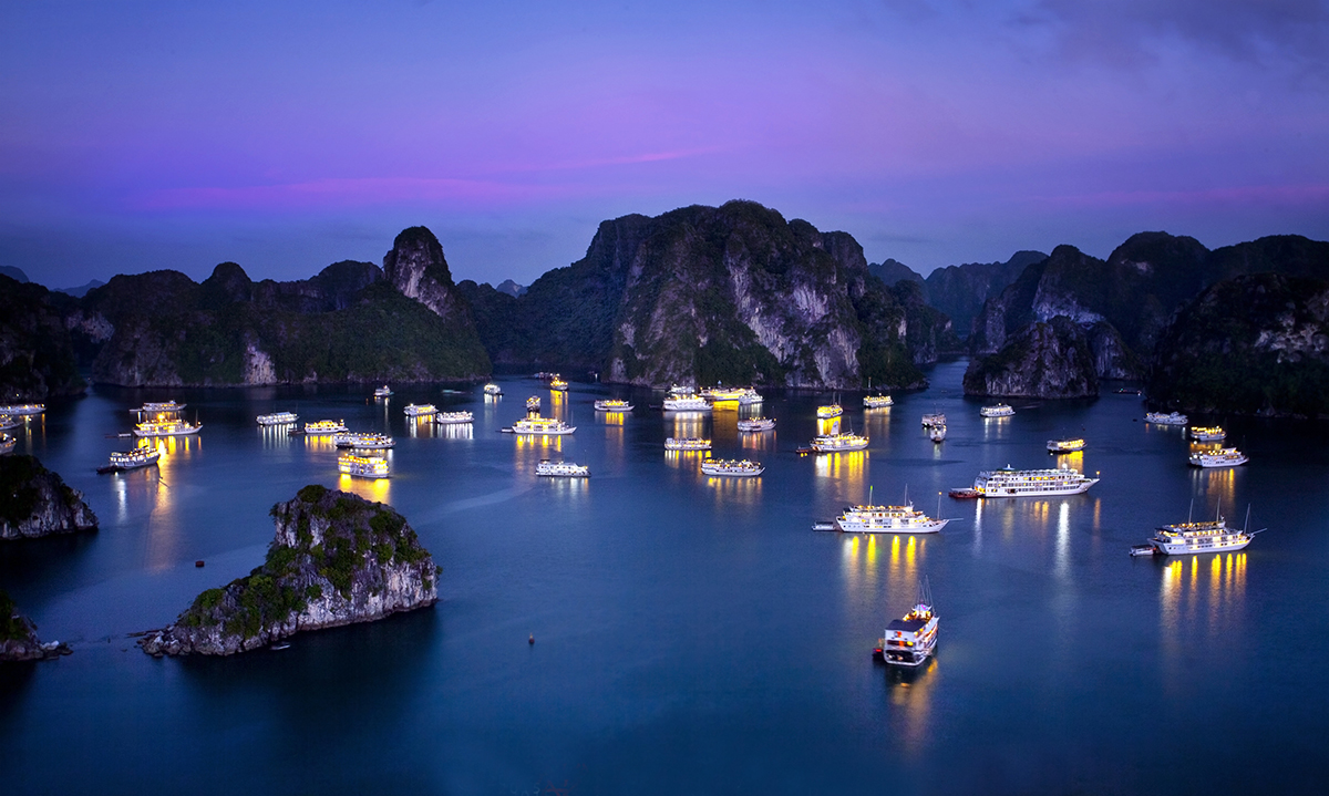 Màn đêm huyền ảo ôm lấy các du thuyền trên vịnh Lan Hạ