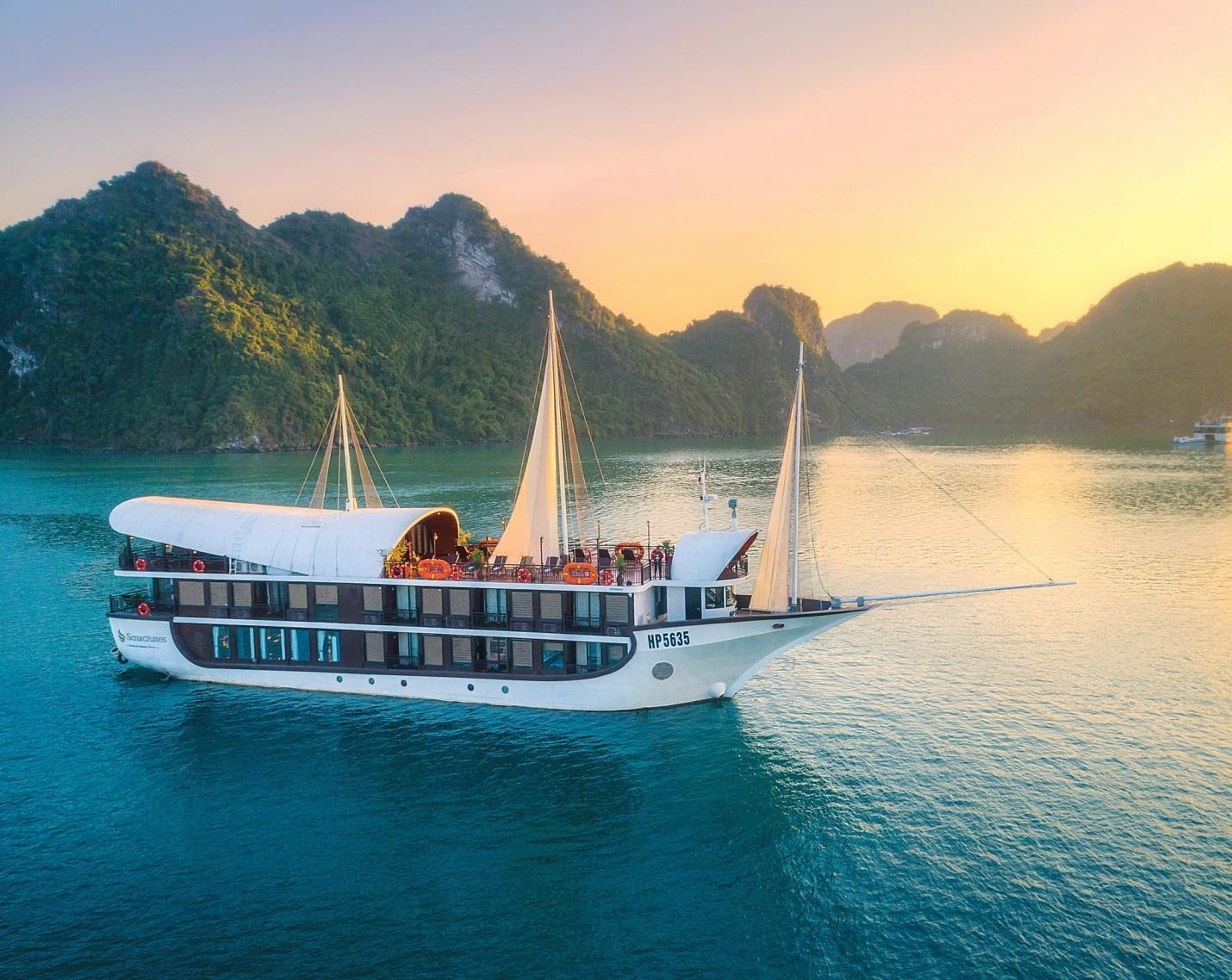 Bắt trọn khoảnh khắc hoàng hôn đắt giá trên du thuyền ngủ đêm
