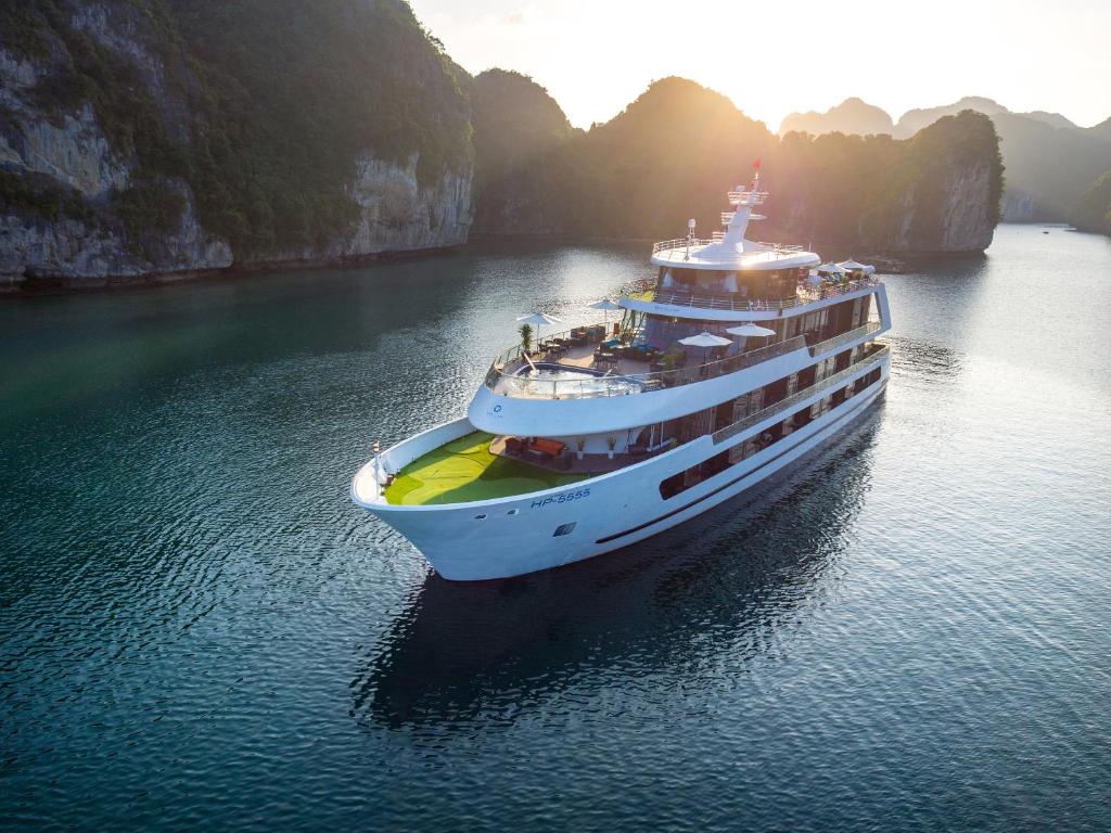 Du thuyền Stellar of the Seas sang trọng, tinh tế