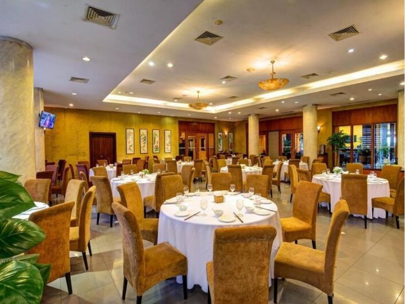 Không gian nhà hàng Century rộng rãi, bàn ăn được bày trí tinh tế cùng các món ăn hấp dẫn.