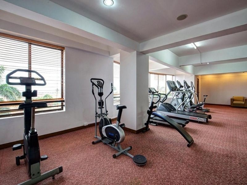 Không gian spa thư giãn, phòng gym hiện đại hoặc khu vực sân thể thao ngoài trời.