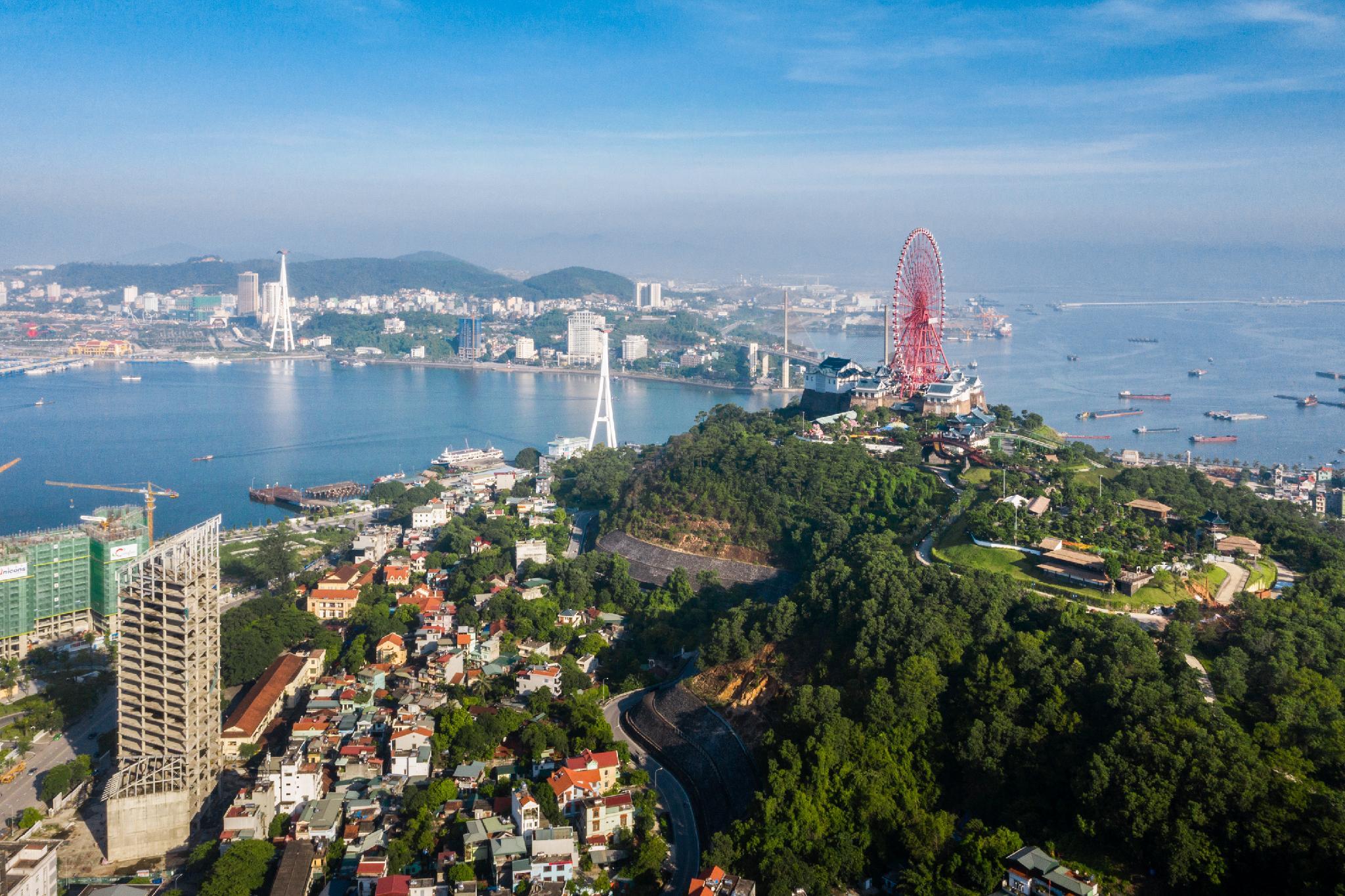Vị trí Halios Hotel có tầm nhìn trung tâm Hòn Gai