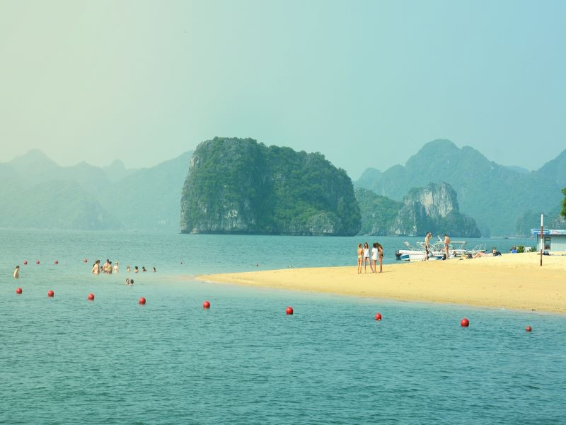 Bãi biển Đảo Ti Tốp tuyệt đẹp với nhiều trải nghiệm vui chơi 