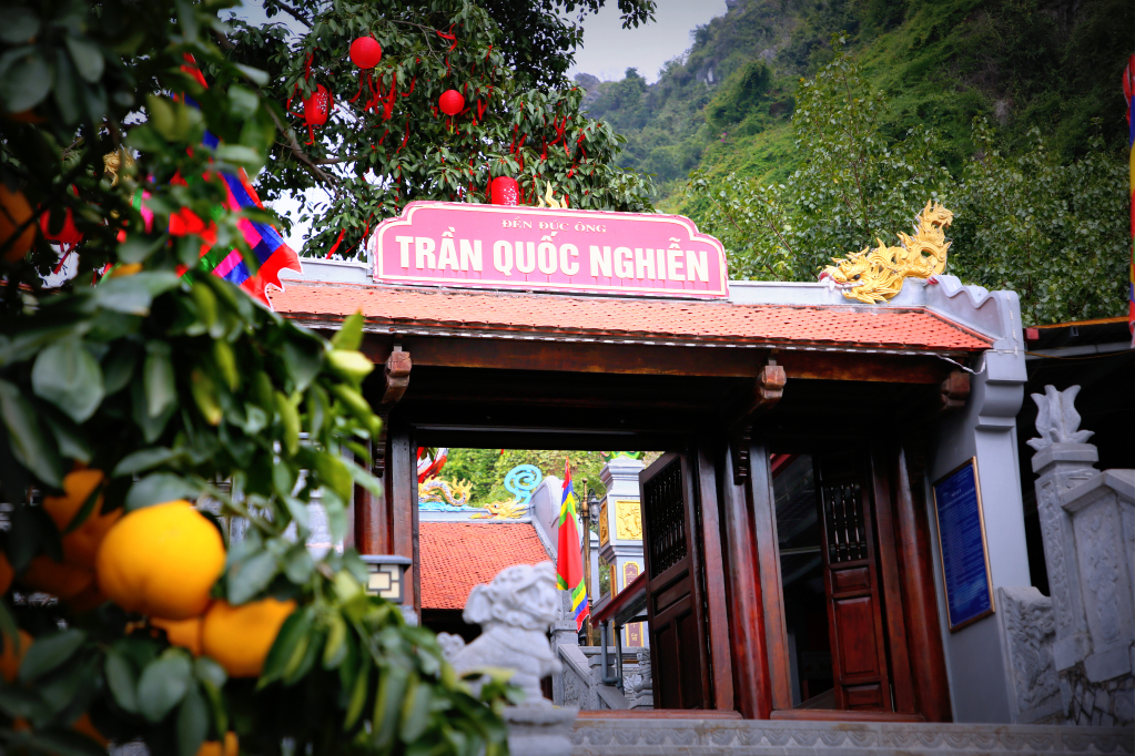 Đền thờ Đức Ông Trần Quốc Nghiễn trên núi Bài Thơ 