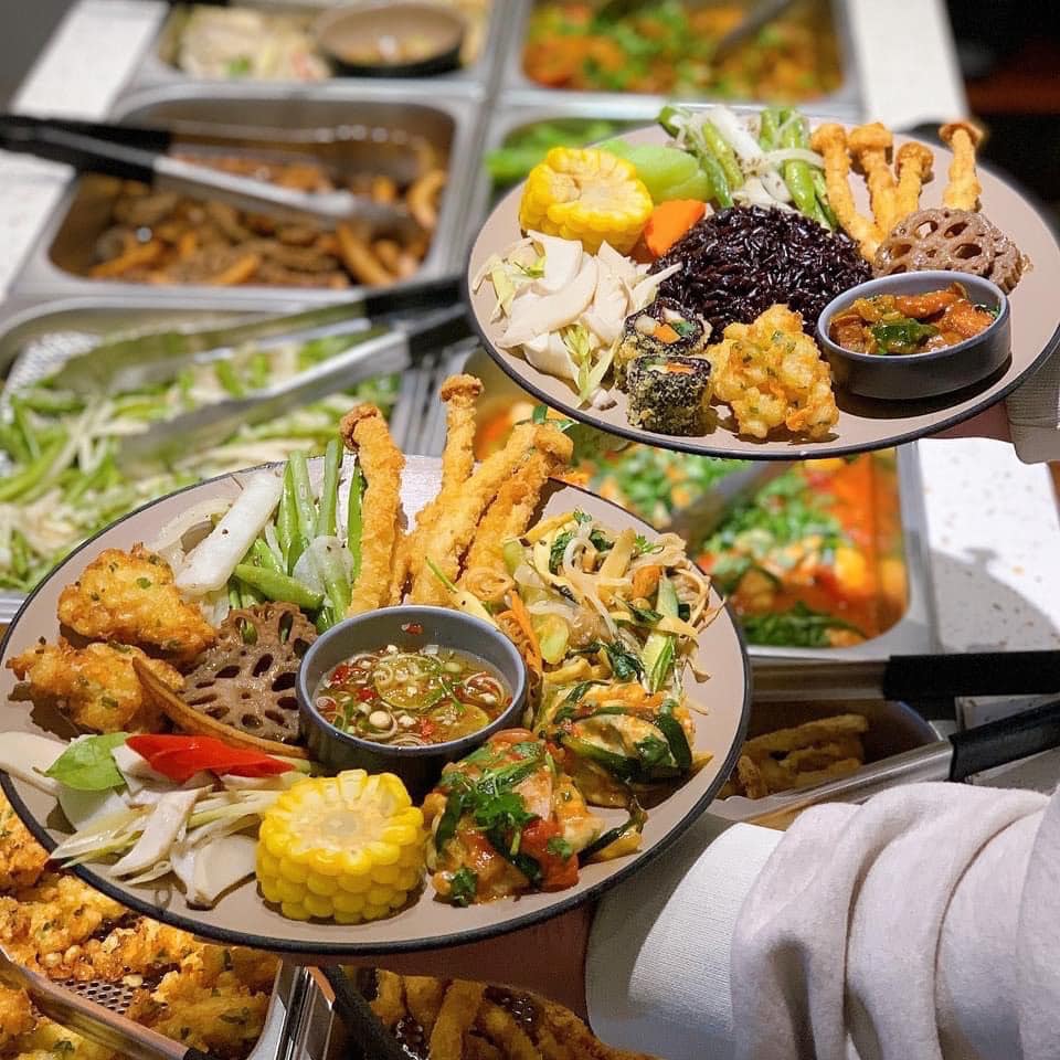 Các món chay được phục vụ tại Loving Hut luôn nóng hổi và ngon mắt 