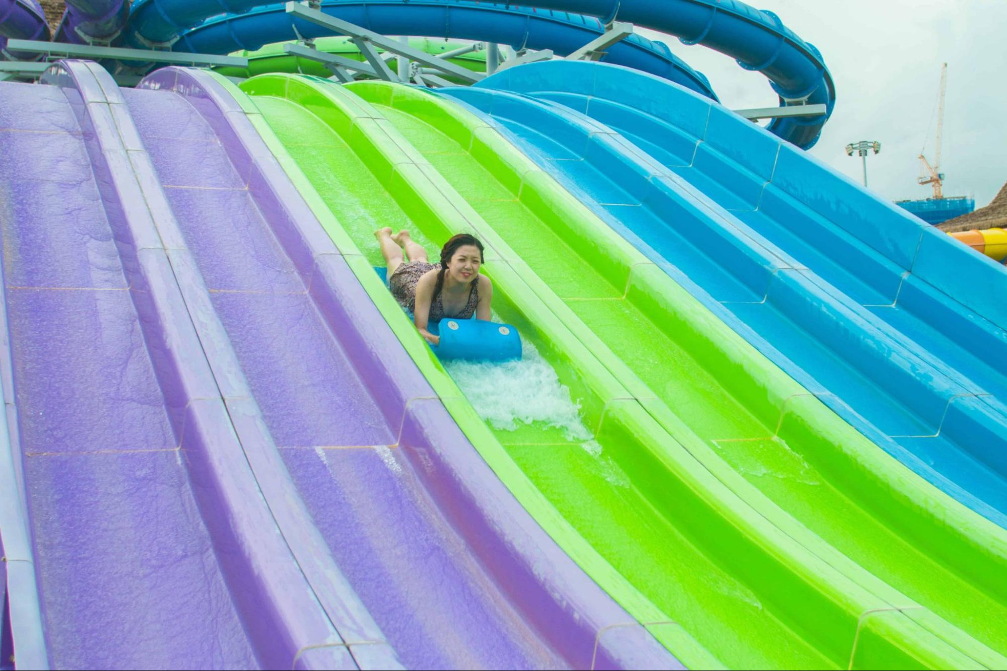 Trò tia chớp khổng lồ cực thú vị tại công viên nước Typhoon Water Park