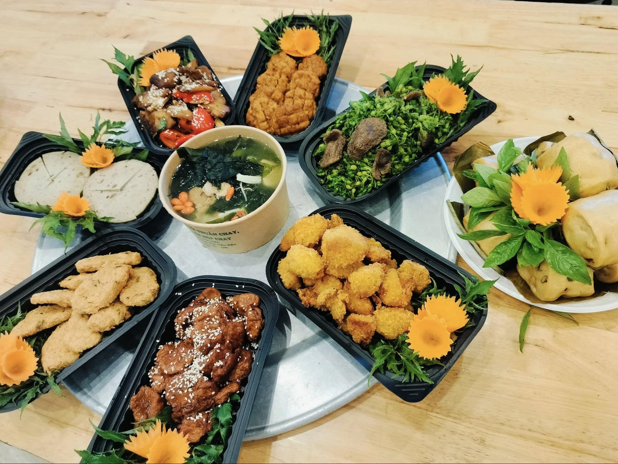 Các món ăn hấp dẫn được trình bày bắt mắt