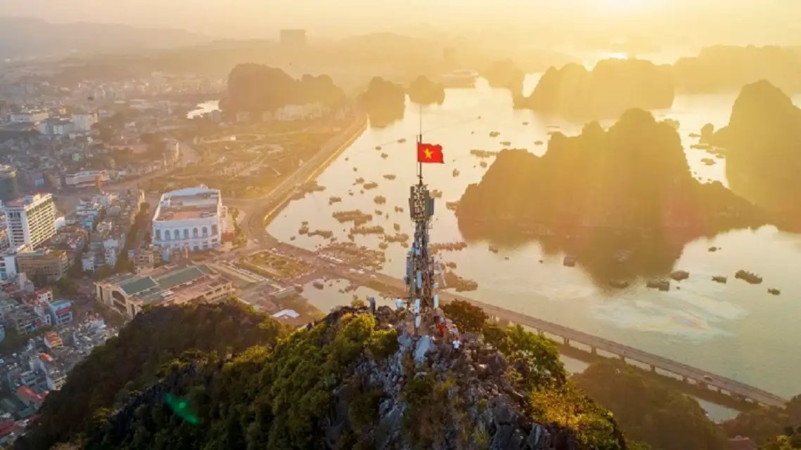 Núi Bài Thơ rực rỡ trong ánh nắng chiều