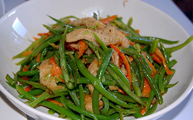 Món đậu que xào thịt hấp dẫn tại Nàng Tấm Yên Tử