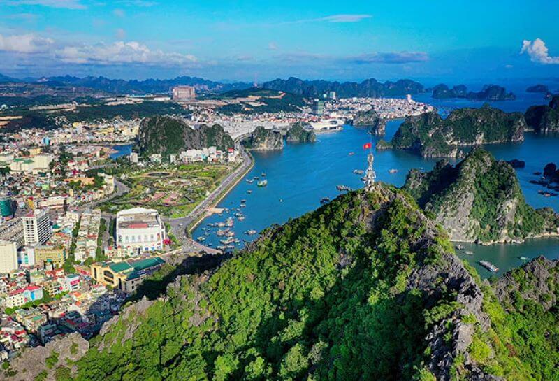 Chùa Long Tiên nằm ở chân núi Bài Thơ, bạn có thể leo núi Bài Thơ sau khi tham quan chùa